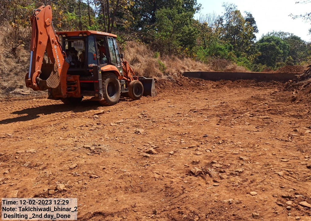 Desiltation of 3 percolation tanks in the villages Takechiwadi and Apte in Shahpur