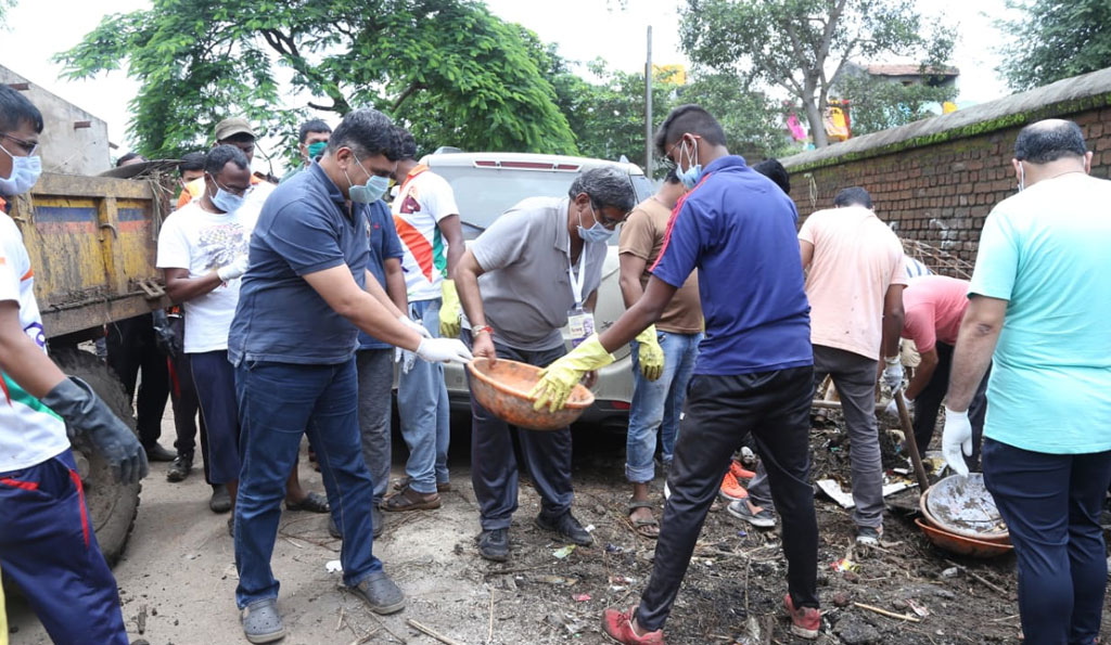 Volunteers Cleaning
