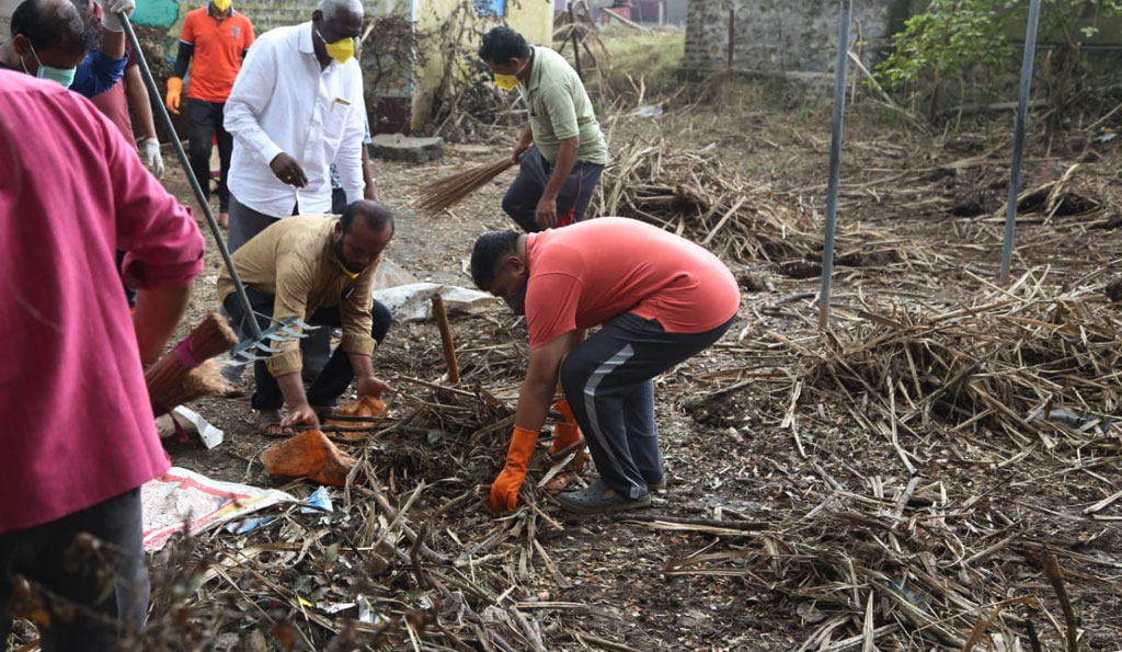 Volunteers Cleaning