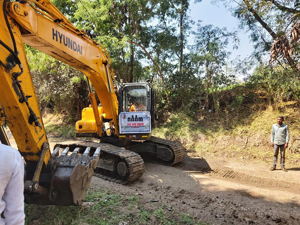 Deepening and widening work of Gavkhuri nala in Khumshi